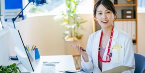 オンラインカウンセリングを提供する女性カウンセラー